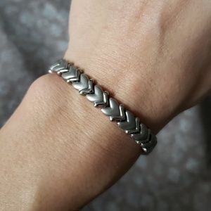 NWOT Silver arrow tennis bracelet with magnets